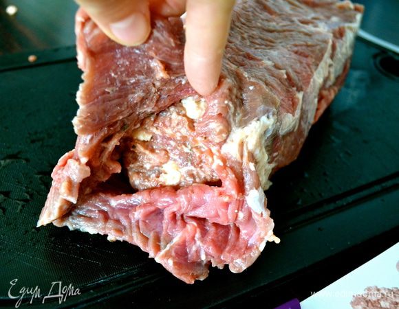 Начинить "карман" полученной начинкой. И закрыть край двумя деревянными шпажками.  