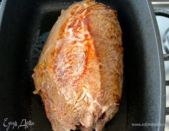 В глубокой кастрюле с тяжелым дном разогреть оливковое масло и обжарить мясо со всех сторон до золотистой корочки. 