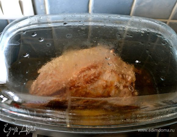 А затем накрыть кастрюлю крышкой и потушить минут 50, время от времени добавляя немного бульона и поливая им мясо. 