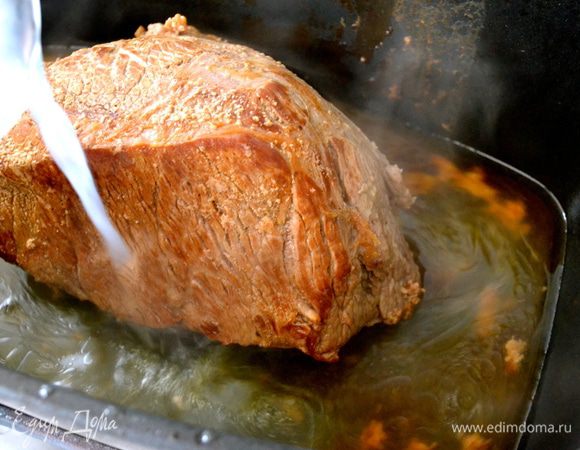 Через 50 минут влить к мясу собранную от моцареллы сыворотку и на сильном огне дать увариться образовавшейся подливе.   