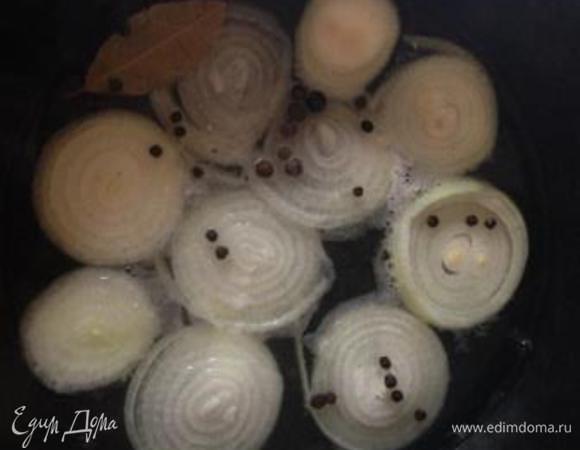 Лук очистить, нарезать крупными кольцами, переложить в глубокую сковороду, добавить 0,5 л воды, лимонный сок, соль, перец горошком и лавровый лист и довести до кипения.