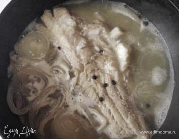 В этой смеси варить рыбное филе в течение 10 мин., один раз перевернув.
Готовое филе остудить в бульоне, затем нарезать крупными кубиками. Если есть кости - удалить. Если хотите, чтобы кусочки рыбы не окрасились в красный цвет - покройте их тонким слоем растопленного желатина и дайте застыть.