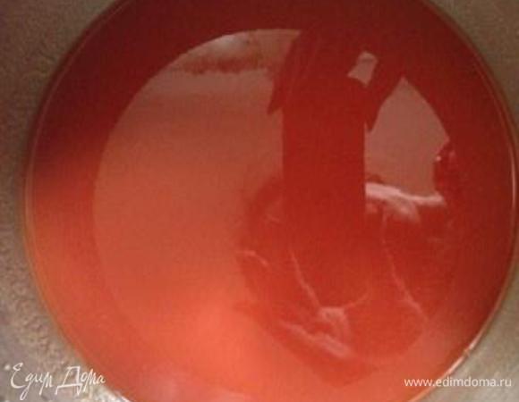 В кастрюлю процедить 200 мл бульона, туда же влить томатный сок, белое вино и уксус. Посолить по вкусу, добавить паприку, прогреть почти до кипения и растворить в этой смели желатин (у меня быстрорастворимый, если у вас другой - действуйте, согласно инструкции на упаковке).