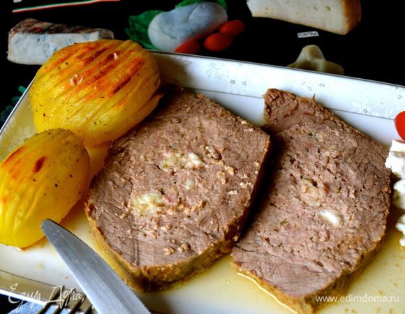 Готовое мясо можно есть сразу же, а можно и в остывшем виде! ))) На гарнир подаем салат: режем пополам помидорки черри, добавляем к ним оставшийся нарезанный сыр моцарелла, солим, перчим, поливаем оливковым маслом... Я подавала на этот раз с картофелем, приготовленным по рецепту одной своей знакомой... ))))