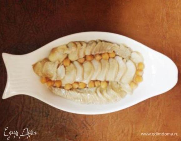 Дно формы для приготовления холодца полить тонким слоем томатной смеси и поставить в холод до застывания. На слой застывшего желе выложить кусочки рыбного филе вперемешку с горохом.