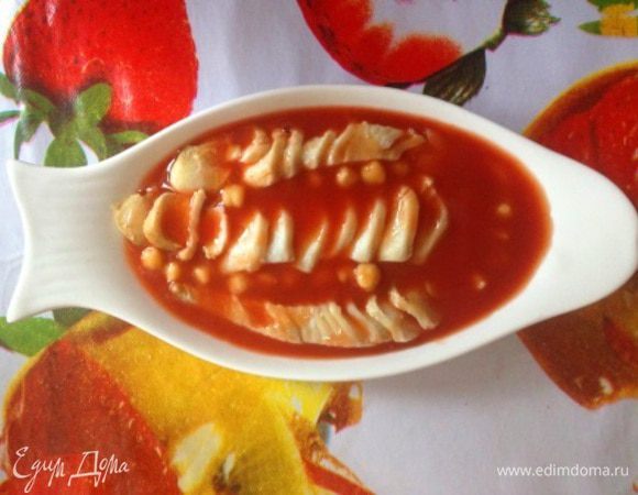 Рыбу залить томатной смесью и отправить в холодильник до полного застывания холодца.