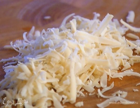 Сыр натереть на крупной терке.