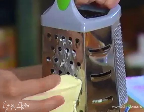 Предварительно охлажденное сливочное масло натереть на крупной терке.