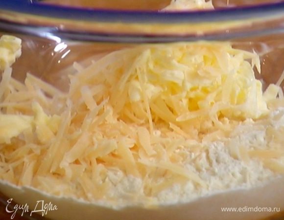Муку перемешать с разрыхлителем, сахаром и солью, добавить натертые сыр и масло, все растереть руками в крошку.