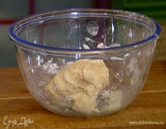 Вливая небольшими порциями молоко, вымесить в однородное тесто и сформировать из него шар.