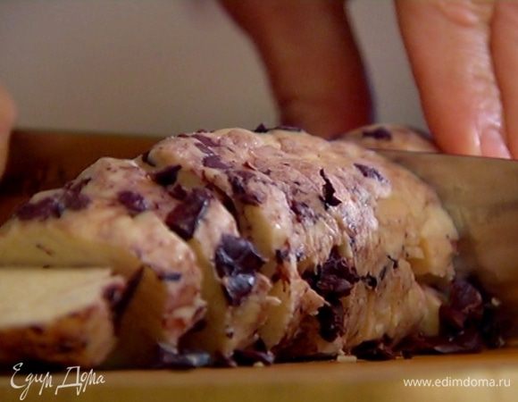 Охлажденное тесто нарезать кружками толщиной в 1 см.