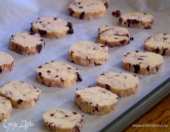 Противень выстелить бумагой для выпечки, выложить печенье и выпекать в разогретой духовке 7 минут.