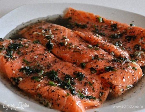 Лосось маринуется в специях и оливковом масле 10-15 минут.