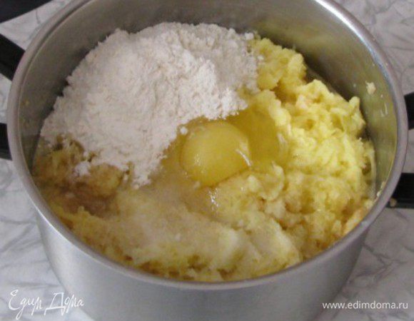 Картофель натрем на терке, добавляем соль, перец и яйцо перемешиваем и добавляем муку,  хорошо смешиваем. обжариваем на оливковом масле.