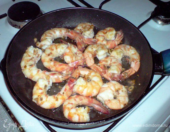 Тигровую креветку обжариваем на оливковом масле до состояния альденте.