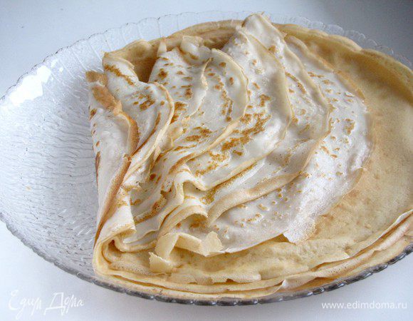 Испечь блинчики по вашему любимому рецепту.