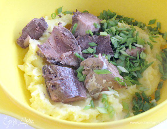 Приготовить картофельное пюре с добавлением молока и сливочного масла. Соединить картофельное пюре с тунцом и зеленым луком. Размять вилкой до однородной массы.