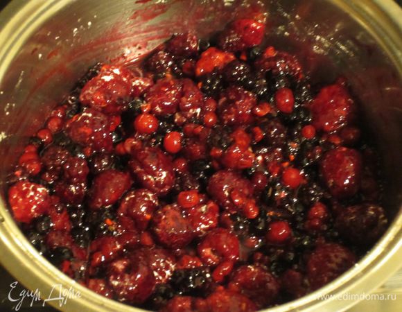  Ягодная начинка: Ягоды и 50 г сахарной пудры довести до кипения.