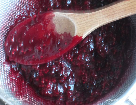 Соединить 15 г крахмала и апельсиновый сок,добавить к ягодам,довести до кипения,остудить и протереть массу через мелкое сито.