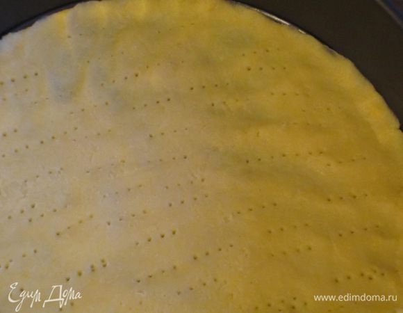 Тесто разделить на 2 части. Половину теста тонко раскатать, выложить в форму с пергаментом, наколоть вилкой и убрать в холодильник на 20 минут. Выпекать в разогретой до 180°С духовке 12 минут.