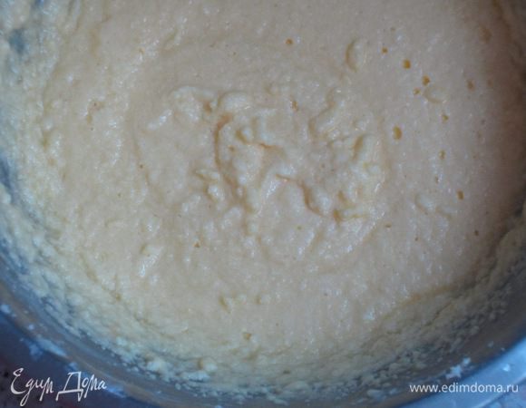 Творожная начинка: Взбить 125 г сливочного масла, 150 г сахарной пудры и ванильный сахар до однородной массы. По одному ввести яйца.
