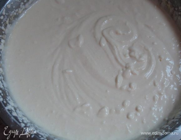 Добавить оставшийся крахмал, творог, йогурт, взбить несколько минут до получения однородной массы.