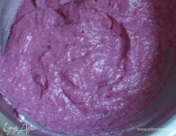 Отложить 3 ст.л. ягодного пюре на украшение, остальное пюре смешать с 6 ст.л. творожной массы.