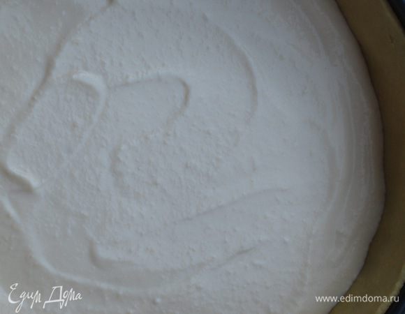 Из оставшегося теста выложить бортик на тесто. Половину творожной маcсы выложить на корж.