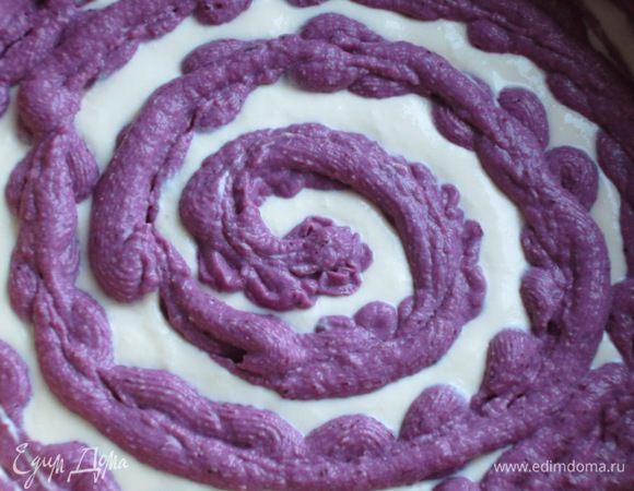 Малиновое пюре выложить в виде спирали на творожную массу и круговыми движениями провести деревянной палочкой по пюре.