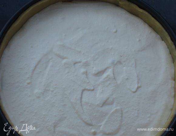 Остальную творожную массу выложить сверху,разровнять.Выпекать в разогретой до 180°С духовке 70 минут. Остудить. Поставить в холодильник на 2 часа.