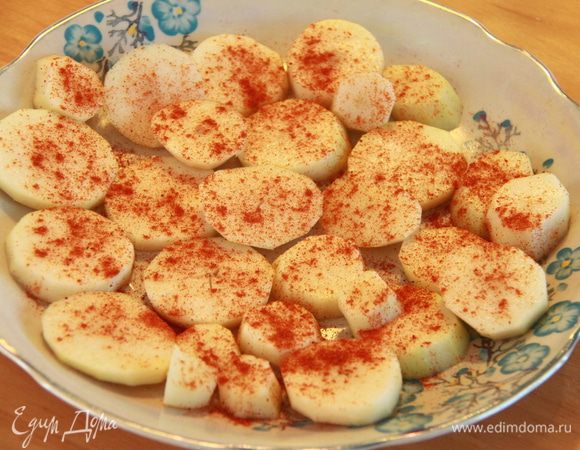 Груши очистить от кожицы и семян (у меня конференция, и там семян не обнаружилось)). Нарезать кружками толщиной в 1 см. Груши посолить и поперчить паприкой.