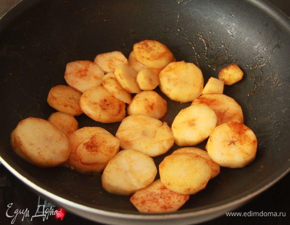 Нагреть сковороду, распустить сливочное масло, обжарить на сильном огне подготовленные груши несколько минут (5-7).