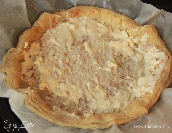 Выпеченный корж смазать маскарпоне.