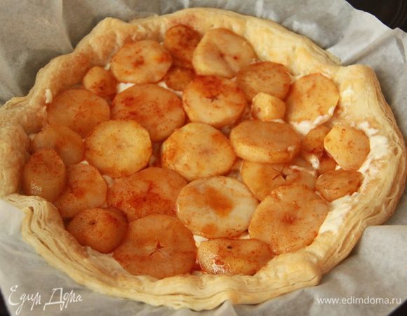 На сыр маскарпоне выложить груши.