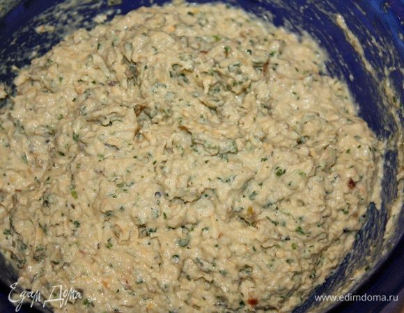 Филе положить в кипящую воду на 10 минут. Бульон нам не понадобится, только филе.  Лук и половину грибов  порезать на кубики и обжарить до золотистого цвета на растительном масле. Филе взбить в блендере. Добавить яйцо, лук с грибами, зелень, приправы и половину сыра, натертого на мелкой терке.