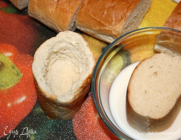 Окунаем багет одной стороной в молоко и делаем углубление с молочной стороны.