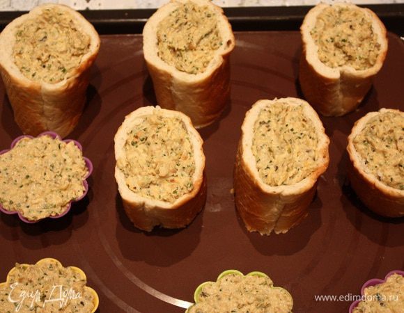 Заполняем багет рыбной начинкой. Если начинка осталась, используйте силиконовые формочки, или еще один багет.