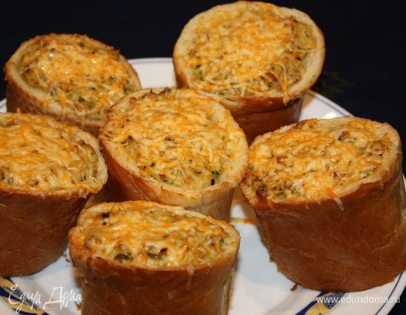 Ставим в разогретую духовку до 180 градусов и выпекаем 10 минут. Затем посыпаем тертым сыром и выпекаем еще 5-7 минут. Долго держать в духовке не надо, чтобы начинка не пересохла.