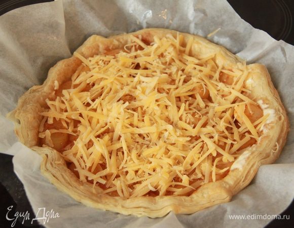 Сверху посыпать тёртым сыром. Можно использовать любой твёрдый сыр, например, пармезан. У меня в холодильнике нашёлся "Алтайский"))).