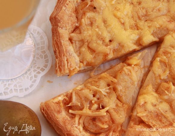 Пирог выпекать ещё 10-12 минут. Подавать с бокалом прохладного белого вина или к чаю. Приятного вам...!