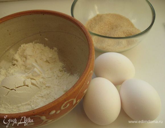 Приготовить все необходимое для бисквита (на фотографии количество продуктов на 1 корж, коржей нужно 2).  

