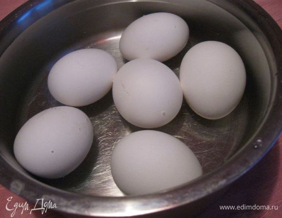 Яйца проверить на свежесть, опустив в холодную, слегка подсоленную воду. Свежие пойдут ко дну или будут плавать чуть выше, а некачественные, старые обязательно всплывут. Залежалые или старые яйца становятся водянистыми и взбиваются плохо. 