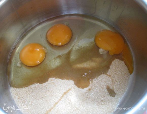 Яйца (должны быть холодные) и сахар (150 г) перемешать. 