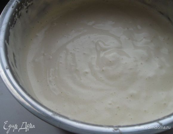 Яйца с сахарным песком взбивать миксером сначала на низких скоростях, потом - на высоких  до пышной однородной массы, которая должна увеличиться в 3 раза. Угол наклона при взбивании 45 градусов.

