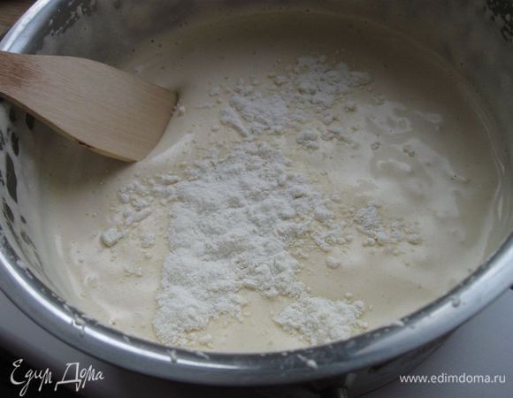 Муку просеять, понемногу и осторожно добавлять к массе и осторожно перемешивать  деревянной лопаткой.
Разделить массу на две части. Поместить в две формы (заполнить их не более чем на 0,75 объема).
