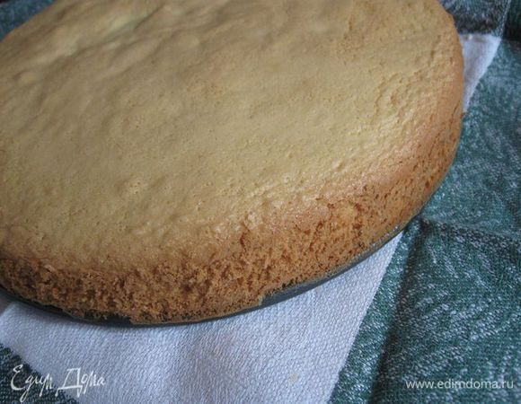 Духовку разогреть до 180 градусов. Дно форм закрыть пекарской бумагой. Поместить формы в духовку на 28 - 30 минут. Не открывать дверцу духовки во время выпечки, как бы вам ни хотелось проверить. Есть такая притча о принце и трех сестрах, которые очень хотели выйти за него замуж. Дали им задание сварить суп, кто первая сварит, та и выйдет замуж за принца. Старшие не проявили терпения, без конца открывали крышечки, младшая этого не делала, и ее суп сварился быстрее.
Вынуть бисквит из духовки, бока торта пройтись аккуратно ножом,  вынуть из формы. Бисквит готов, когда его поверхность стала ровно-золотистого цвета, и при легком нажатии тесто пружинит и возвращается обратно. 
