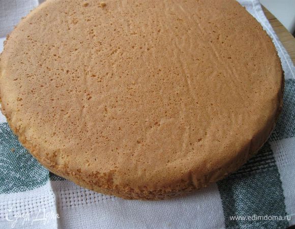 В кулинарных школах  иногда проверяют готовность, переворачивая бисквит вверх дном. Дно, как и все остальные поверхности, должно быть с ровным румянцем, без белых пятен.
Поставить в выключенную духовку на решетку до полного остывания, вынуть из духовки, положить на полотенце. Дать постоять 2 часа, накрыв полотенцем. 

