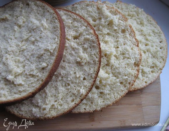 Разрезать каждый корж на 2 части.