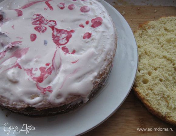 Приготовить крем: сливки смешать с сахарным песком (50 г), сливочным сыром, творогом, порезанной вишней. Добавить коньяк. Взбить. Банан порезать на кусочки, подмешать в крем.
Смазать коржи и бока торта.
