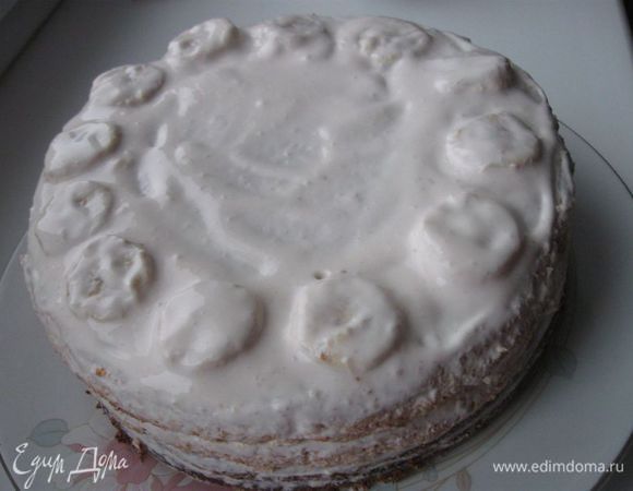 Верхний корж тоже смазать  кремом, выложить кружочки бананов.